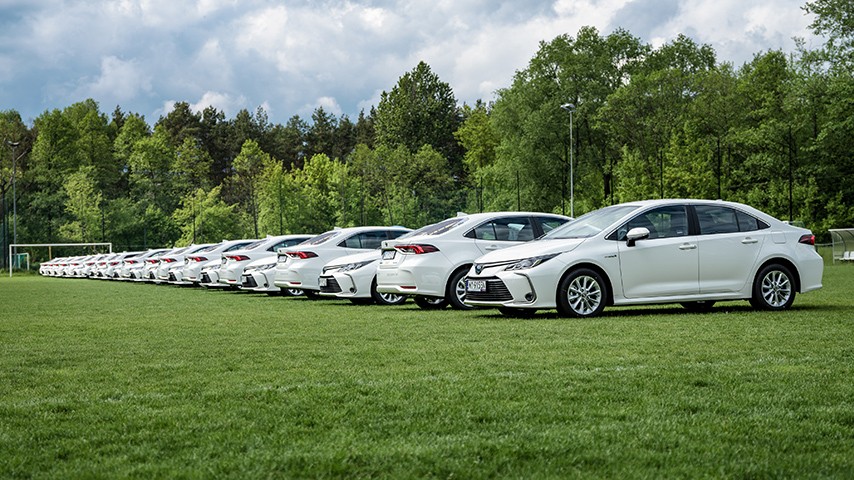 DYSTRYBUTOR INNOWACYJNYCH DACHÓW SOLARNYCH STAWIA NA HYBRYDY TOYOTY